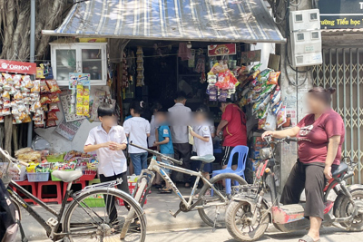 Hà Nội: hàng nghìn mặt hàng thực phẩm trôi nổi bán trước cổng trường học