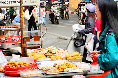 Hà Nội kiểm soát an toàn thực phẩm xung quanh cổng trường học