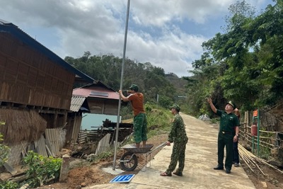 Mang ánh sáng đến với đồng bào Khơ Mú nơi biên giới