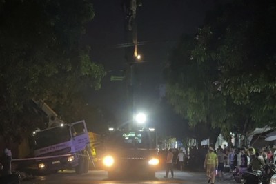 Thái Bình: xe bồn sụt chân chống, sập cầu truyền dẫn khiến nhiều người bị thương