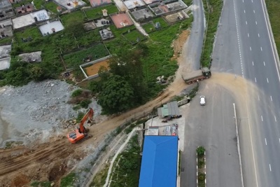 Thanh Hoá: xe tải chở đất "xuyên rào" tung hoành trên huyện Hà Trung