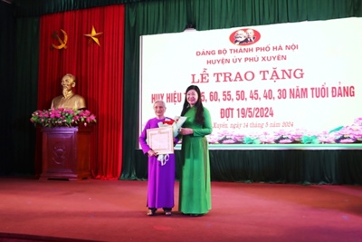 153 đảng viên thuộc Đảng bộ huyện Phú Xuyên được trao Huy hiệu Đảng đợt 19/5
