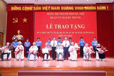 Chủ tịch TP Hà Nội trao tặng Huy hiệu Đảng cho các đảng viên lão thành
