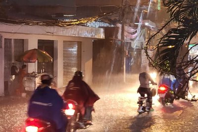 TP Hồ Chí Minh bất ngờ mưa lớn, người dân vất vả lội nước về nhà