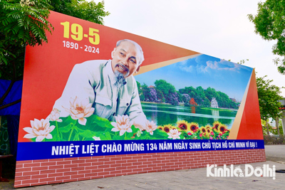 Trang hoàng cờ hoa kỷ niệm 134 năm Ngày sinh Chủ tịch Hồ Chí Minh