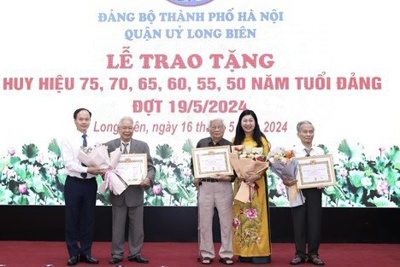 Lãnh đạo Thành phố trao Huy hiệu Đảng tặng đảng viên lão thành quận Long Biên