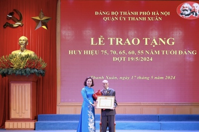 Quận Thanh Xuân trao Huy hiệu Đảng cho các đảng viên lão thành