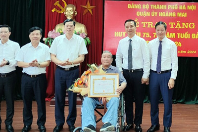 Quận Hoàng Mai có 410 đảng viên được trao tặng Huy hiệu Đảng đợt 19/5