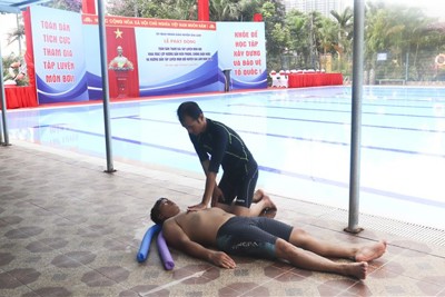 Phòng chống đuối nước, huyện Gia Lâm phát động toàn dân tham gia tập luyện bơi