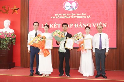 Huyện Gia Lâm: kết nạp thêm 5 đảng viên mới của hai trường THPT