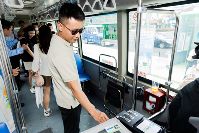 Triển khai công nghệ thanh toán chạm cùng OneFin Việt Nam trên xe buýt
