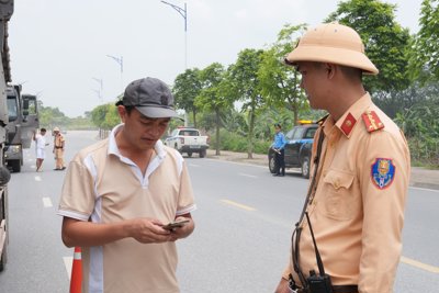 Lập lại trật tự ATGT tại khu vực đường Ỷ Lan - cầu vượt Phú Thụy