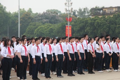 200 học sinh tiêu biểu Thủ đô báo công dâng Bác