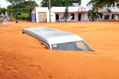 Bình Thuận: Hàng loạt ô tô, xe máy bị đất, cát vùi lấp bởi mưa lớn