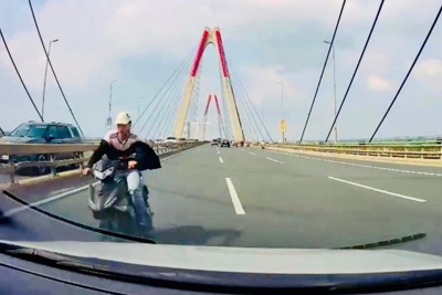 Đi xe máy ngược chiều trên cầu Nhật Tân, nam thanh niên bị khởi tố