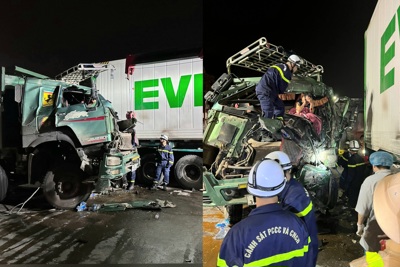 Hà Nội: Xe tải bẹp dúm sau tai nạn, cảnh sát cắt cabin cứu tài xế