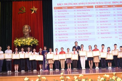 Quận Hoàn Kiếm khen thưởng giáo viên giỏi – học sinh giỏi