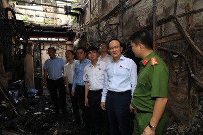Chủ tịch HĐND TP Nguyễn Ngọc Tuấn chia sẻ với nạn nhân trong vụ cháy ở Trung Kính