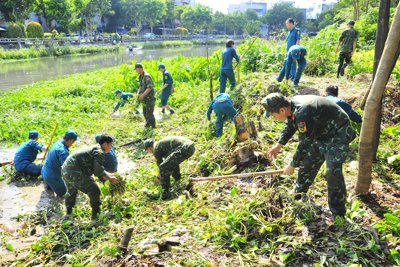 TP Hồ Chí Minh: quân đội cùng người dân dọn rác trên kênh