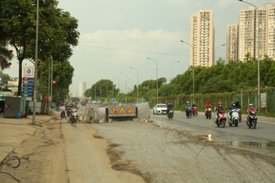 Chấn chỉnh công tác thi công trên đường gom Đại lộ Thăng Long