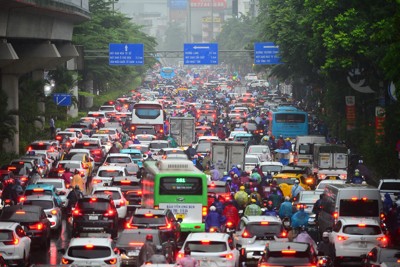 Hà Nội: mưa lớn đúng giờ cao điểm sáng, nhiều tuyến đường ùn tắc kéo dài