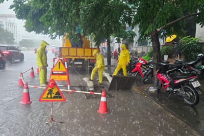 Hà Nội: Công nhân thoát nước đội mưa đẩy nhanh tốc độ tiêu thoát nước