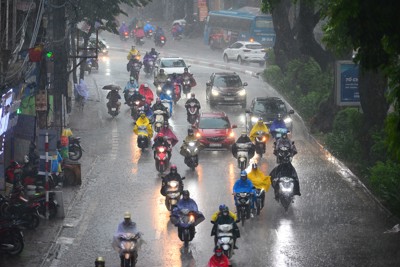 Hà Nội: mưa xối xả, sấm sét đánh dữ dội, cảnh báo ngập lụt, ùn tắc