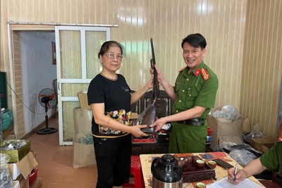 Nam Định: người phụ nữ tự giác giao nộp súng hoa cải