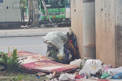 Tràn lan rác thải tồn đọng qua ngày trên Quốc lộ 6