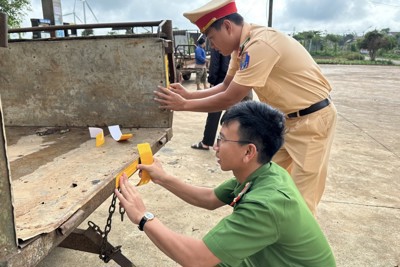 Đắk Nông dán decal phản quang cho phương tiện xe máy cày