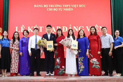 2 học sinh ưu tú trường THPT Việt Đức vinh dự được kết nạp Đảng