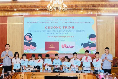 Hà Nội tặng quà 100 trẻ em có hoàn cảnh đặc biệt huyện Chương Mỹ
