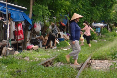 Vi phạm hành lang an toàn đường sắt: Kề cận “tử thần" mỗi ngày