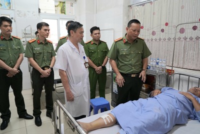 Phó Giám đốc Công an Hà Nội thăm chiến sĩ bị thương khi làm nhiệm vụ