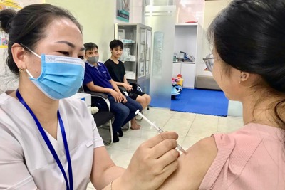 Huyện Sóc Sơn tập trung tiêm phòng vaccine phòng bệnh bạch hầu cho trẻ em