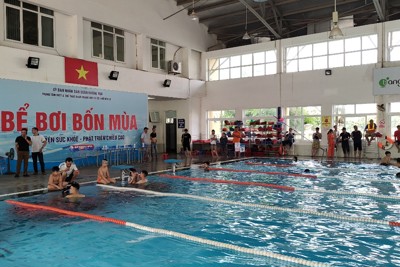 Quận Hoàng Mai cấp giấy chứng nhận học bơi cho gần 400 học sinh