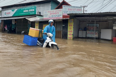 Mưa lớn kéo dài TP Phú Quốc và Rạch Giá nhiều nơi chìm trong biển nước