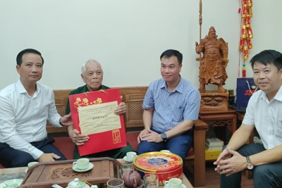 Lãnh đạo quận Hoàng Mai thăm hỏi, tặng quà gia đình chính sách