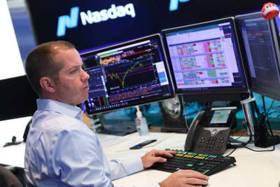 Dow Jones lập đỉnh mới, Nasdaq Composite có phiên giảm sâu nhất từ cuối năm 2022