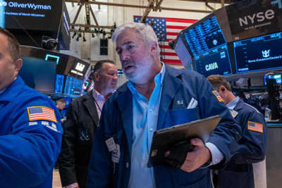 Chứng khoán Mỹ tiếp tục bị bán tháo diện rộng, Dow Jones sụt gần 400 điểm