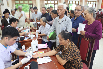 Khám, phát thuốc miễn phí cho 300 người dân xã đảo khó khăn của Thủ đô