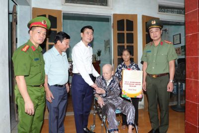 Hà Nam: thăm, tặng quà nhân dịp kỷ niệm 77 năm ngày thương binh, liệt sĩ