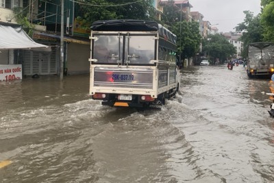 Hà Nội: nhiều tuyến đường rơi vào tình trạng ngập úng