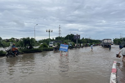 Hà Đông: ngập nặng tại một số điểm, người dân bơm nước ra đường