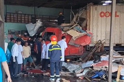 Đắk Nông: xe container lao vào nhà dân khiến 3 người tử vong