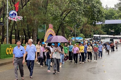 Hà Tĩnh: hàng vạn du khách dâng hương tưởng niệm tại Ngã ba Đồng Lộc