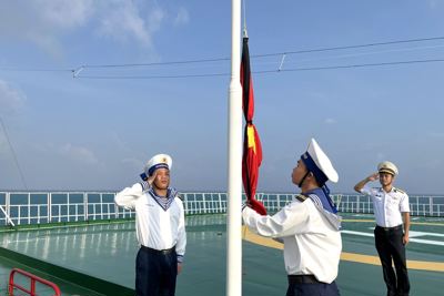 Cán bộ, chiến sĩ Trường Sa, Nhà giàn DK1 làm lễ treo cờ rủ Quốc tang