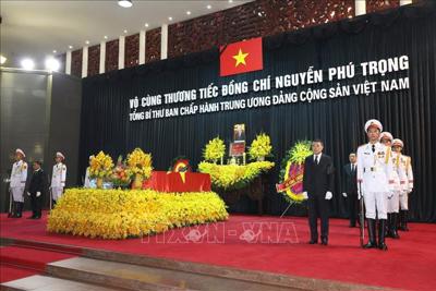 Xúc động hình ảnh vợ, con và gia đình trước linh cữu Tổng Bí thư