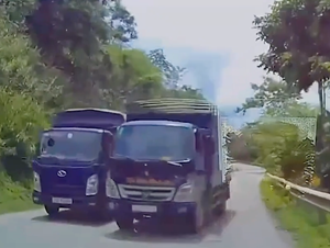Xe tải vượt ẩu khiến một xe tải khác bị vạ lây