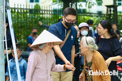 An ninh thắt chặt, người dân xếp hàng chờ viếng Tổng Bí thư Nguyễn Phú Trọng